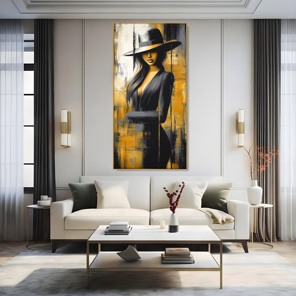 Tablou canvas cu tablou canvas cu silueta feminina si palarie, in rama de aluminiu auriu, pe perete intr-un living